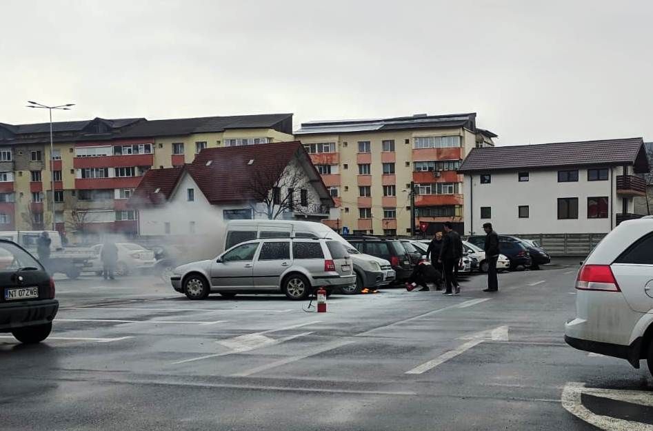 Incendiu la un autoturism în parcarea unui centru comercial din Piatra-Neamț (FOTO)