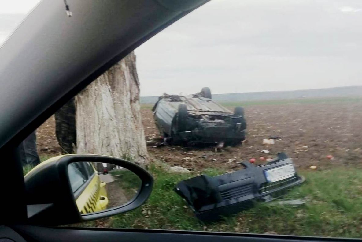 Accident cu două victime după ce o mașină s-a răsturnat (FOTO)