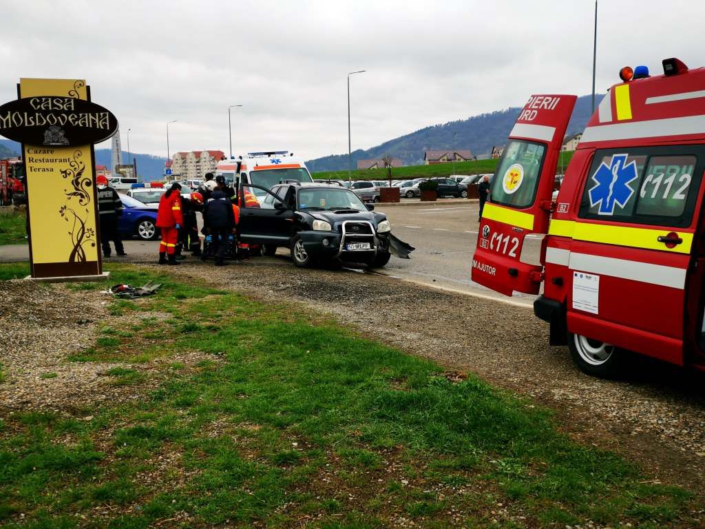 Accident în Piatra-Neamț. Trei mașini implicate, două victime (FOTO)