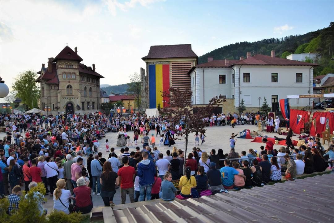Teatru stradal, ateliere meșteșugărești, lupte demonstrative, jonglerii cu steaguri la Sărbătoarea Curții Domnești