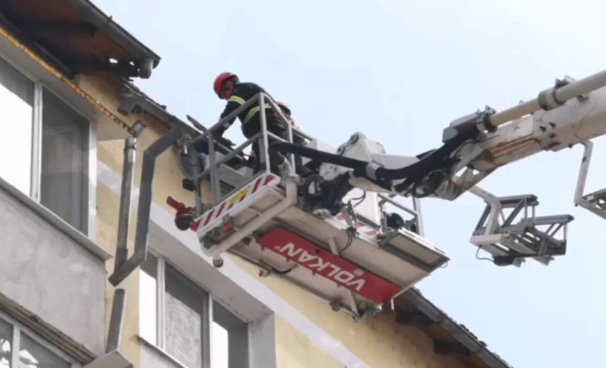 Misiune de degajare a unor elemente de construcție la un bloc din Piatra-Neamț (VIDEO)