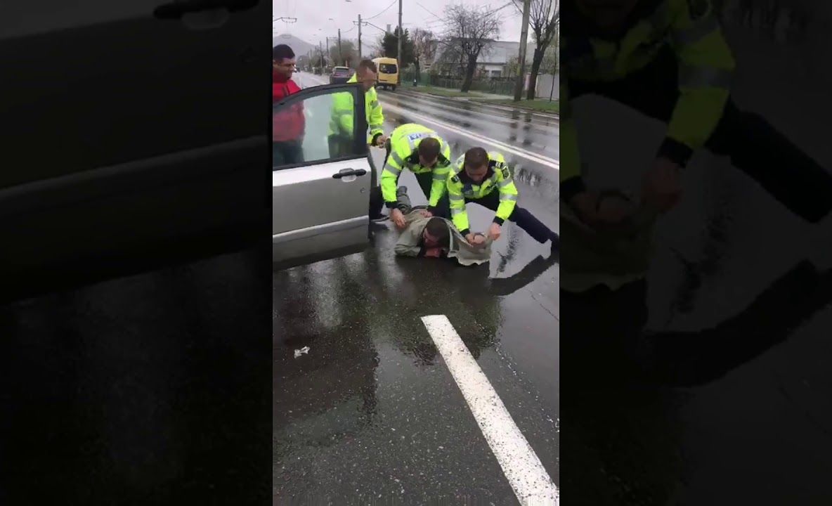 Șofer încătușat de polițiști pe stradă (FOTO-VIDEO)