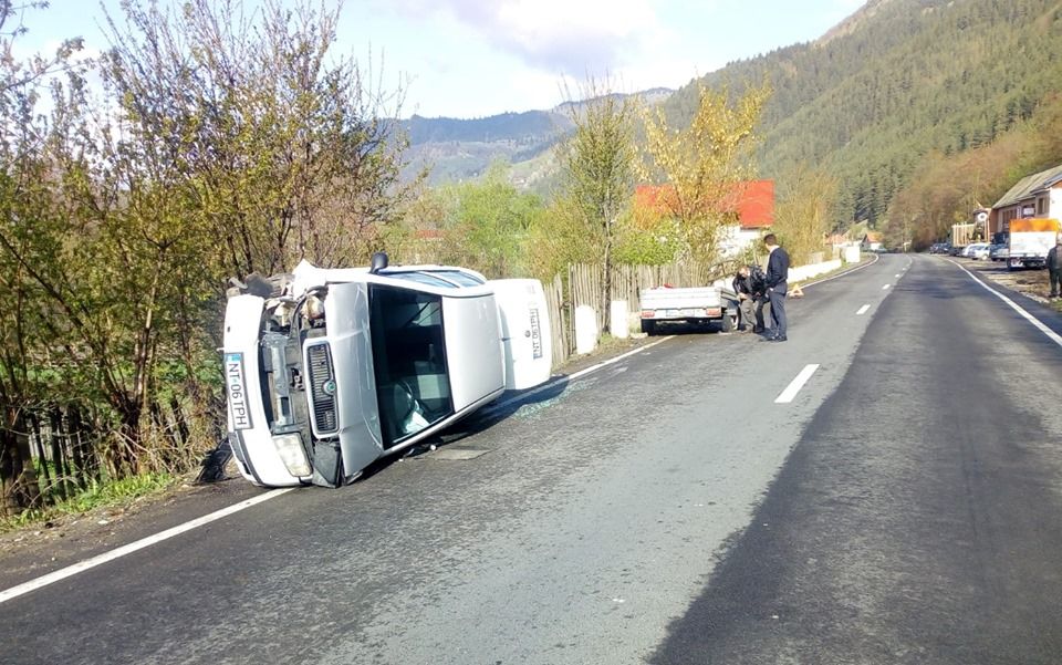 S-a răsturnat după ce a intrat cu mașina într-un parapet (FOTO)