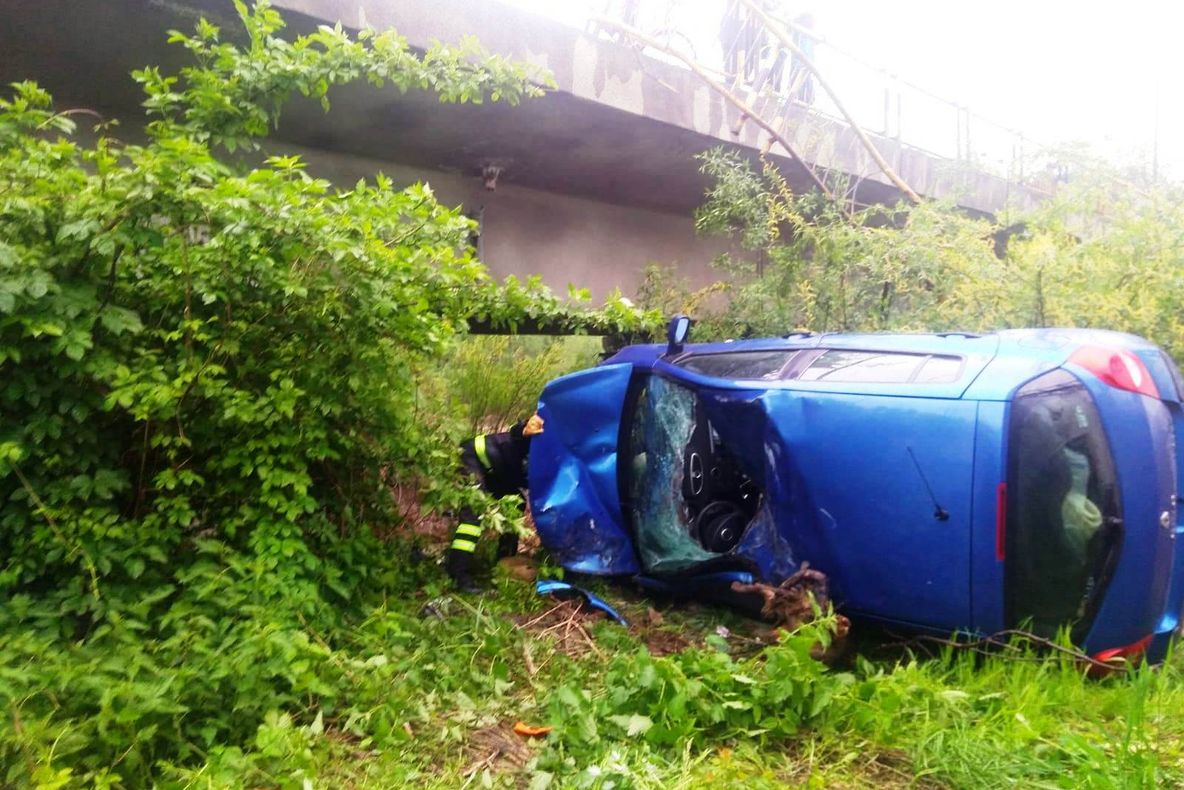 Mașină răsturnată în albia unui râu. Șoferul a ajuns la spital (FOTO)