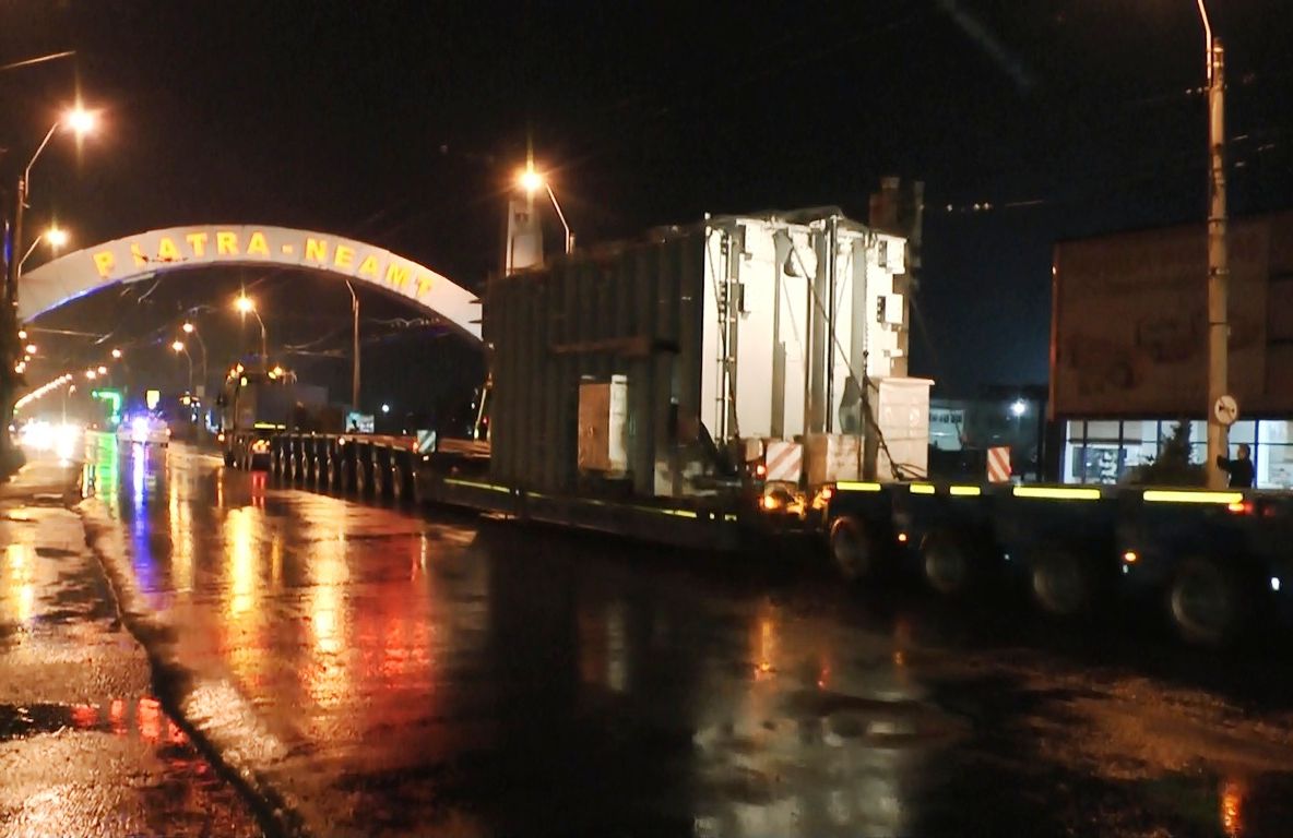 Convoi cu transport agabaritic prin Piatra-Neamț (FOTO)