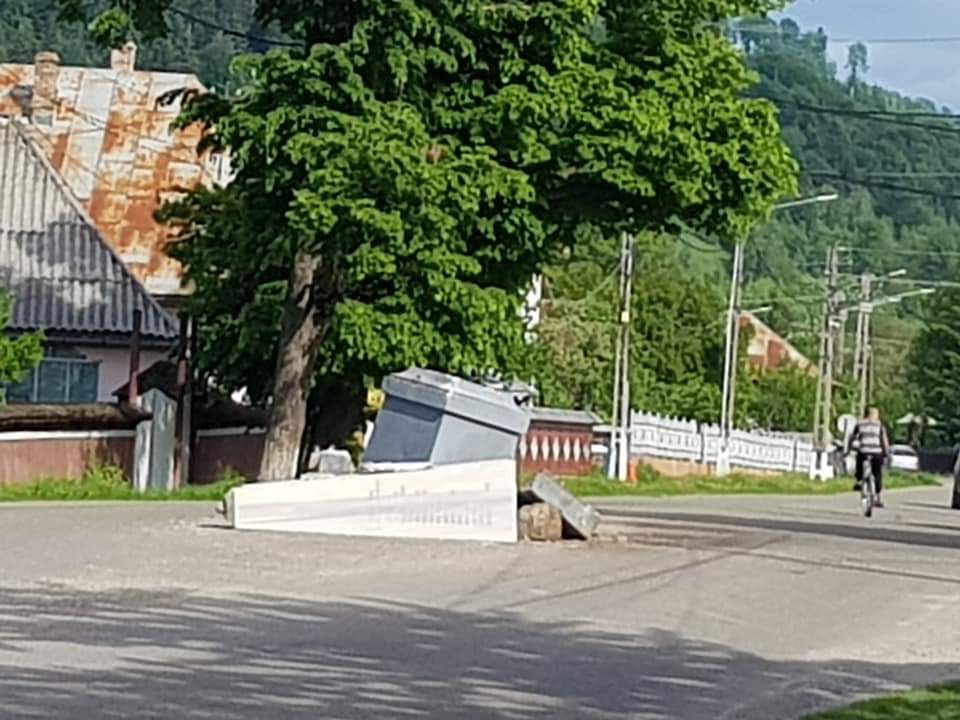 Monumentul eroilor din Tazlău, distrus de un șofer beat și fără permis (FOTO)