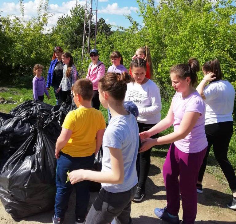 Acțiune de ecologizare pe Pietricica (FOTO)