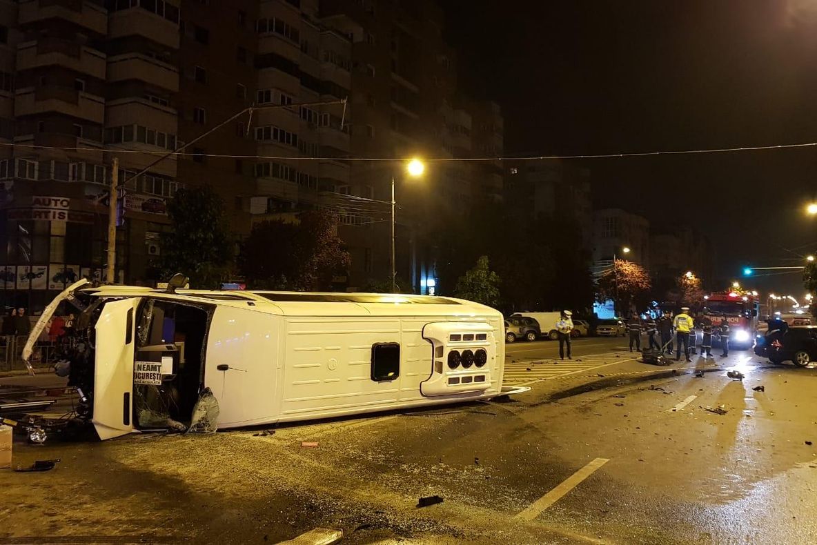 Microbuz de Neamț, accident la Bacău (FOTO)
