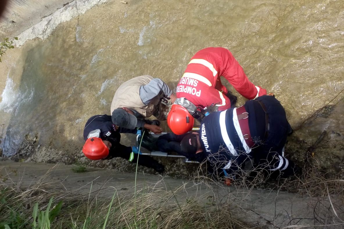 Bărbat căzut într-un canal, salvat de pompieri (FOTO)