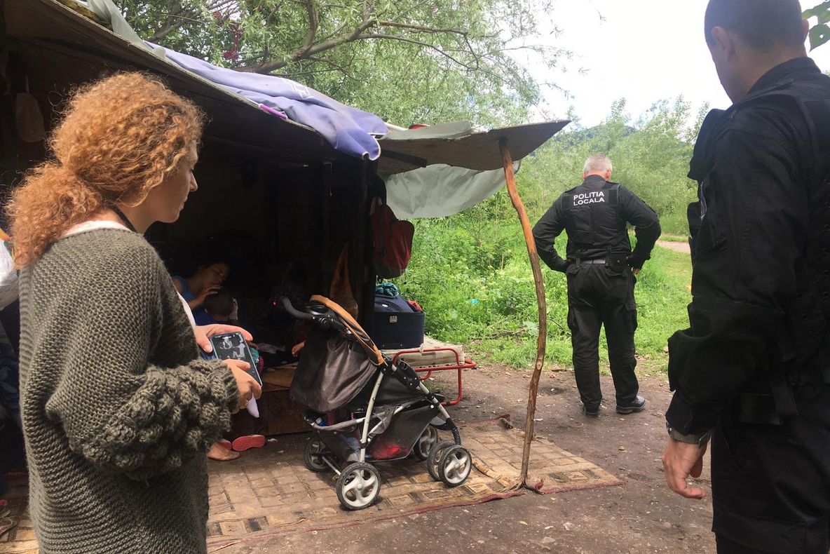 Locuiau în adăposturi improvizate (FOTO)