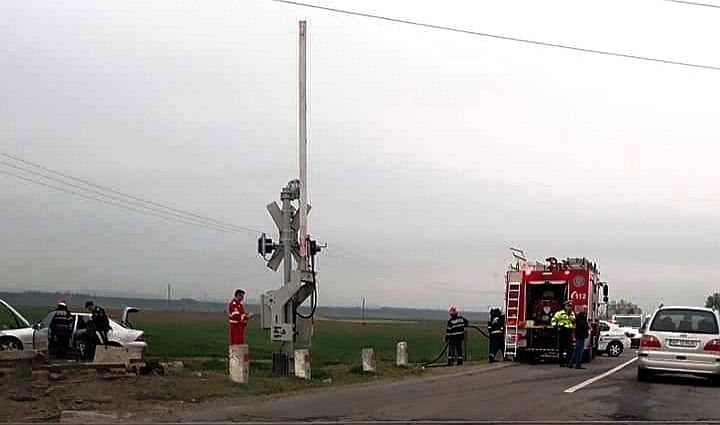 Autoturism părăsit lângă calea ferată, în flăcări (FOTO)