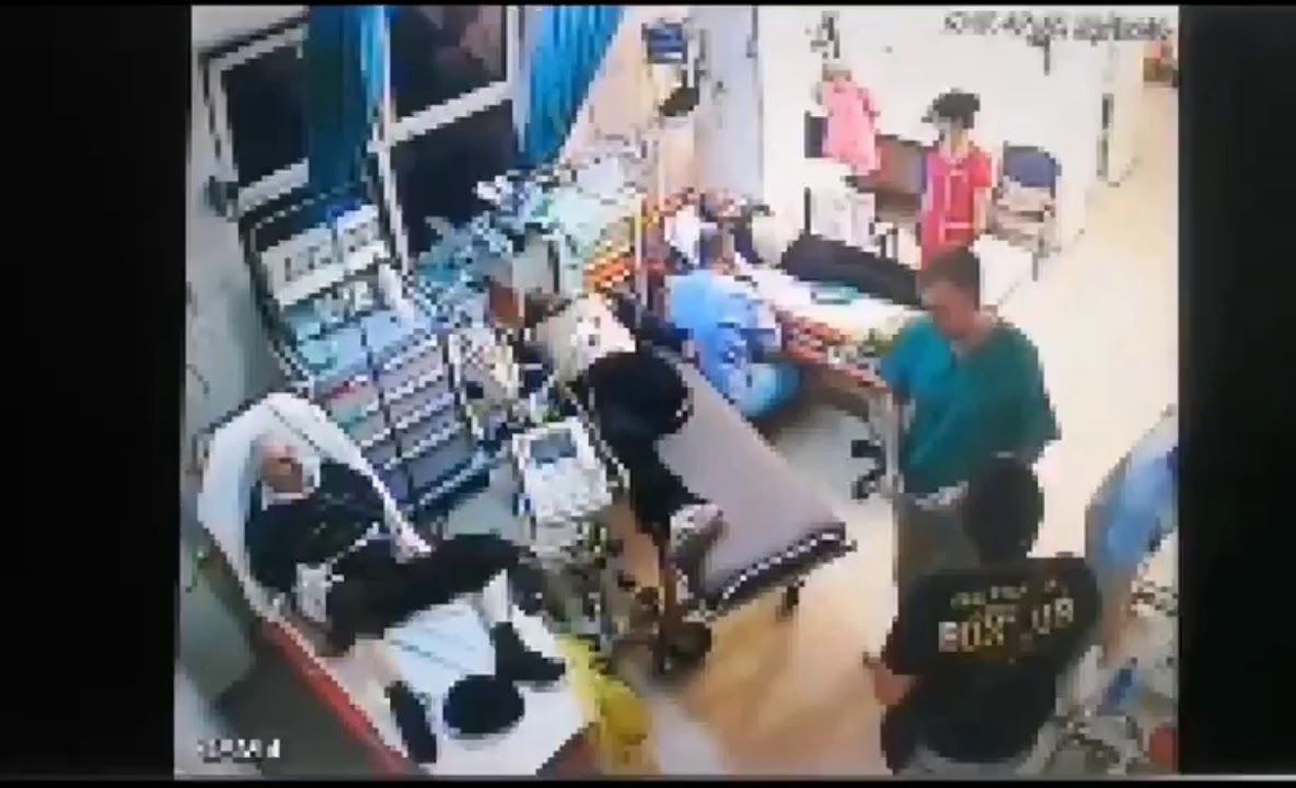 Medic bătut de pacient. Imagini surprinse pe camerele de supraveghere (VIDEO)