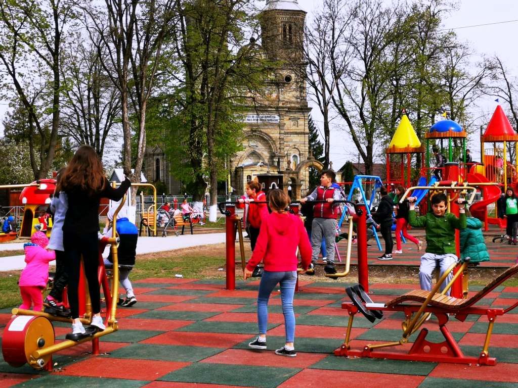 Un parc pentru copii cum rar găsești în Neamț (FOTO)