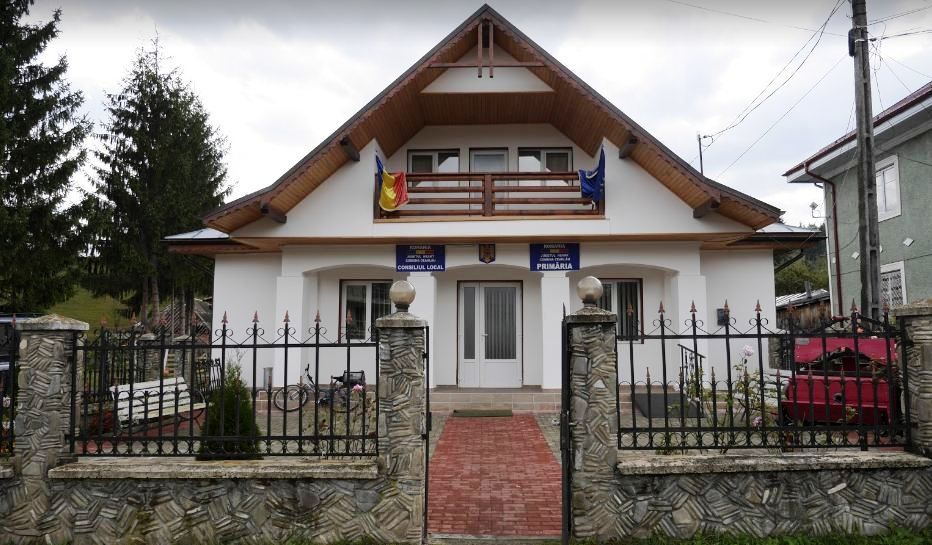 Viceprimarul comunei Ceahlău, bătut în primărie. Agresorul, reținut pentru ultraj
