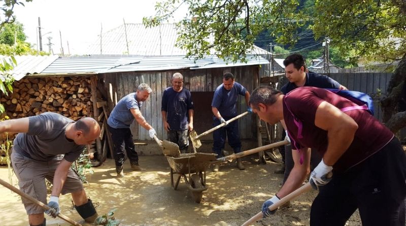 Gest nobil al polițiștilor nemțeni după inundațiile din Văleni (FOTO)