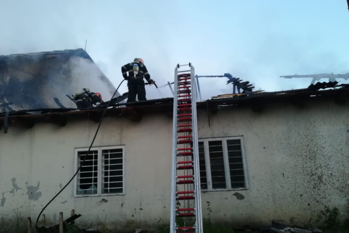 O clădire în care se aflau 40 de butelii cu oxigen a luat foc, azi-noapte (FOTO)