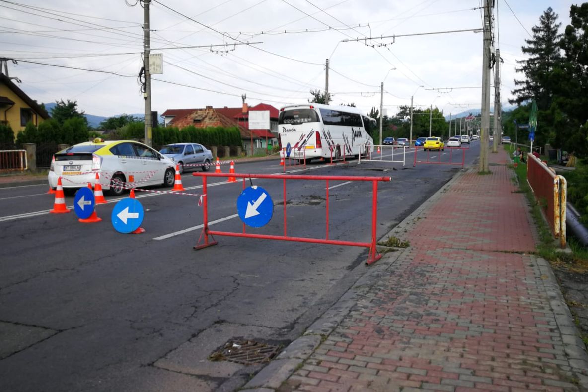 Stradă distrusă de explozia unei conducte de canalizare (FOTO)