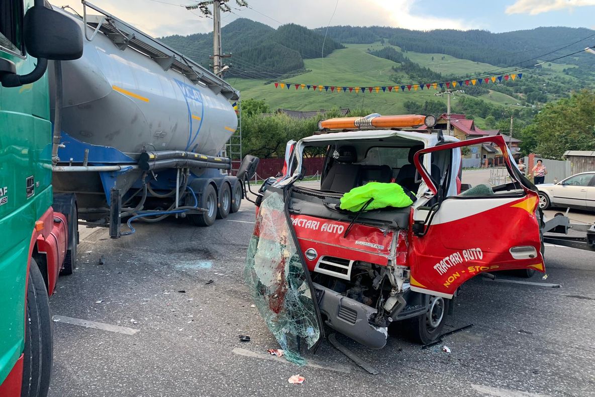 Accident cu victimă. Impact între un TIR și o autoutilitară (FOTO)