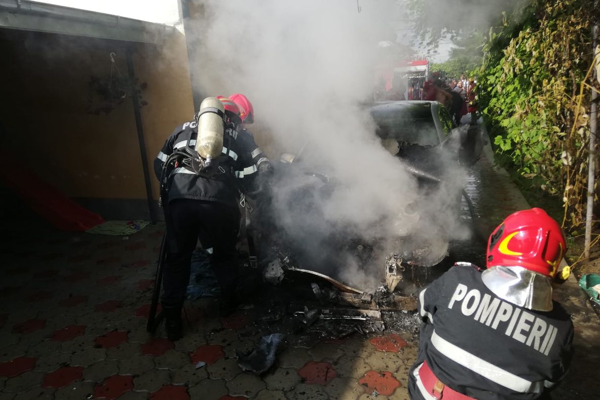 Mașină în flăcări, la doi pași de casă (FOTO)