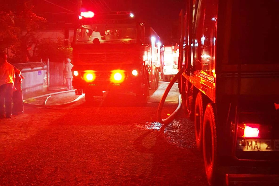 Incendiu stins de pompieri la o locuință din Girov