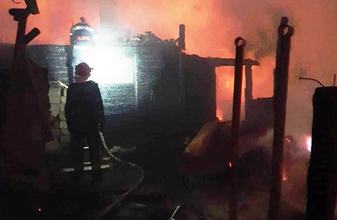 Incendiu puternic la două gospodării, azi-noapte. Trei case și mai multe anexe, mistuite de flăcări (FOTO)