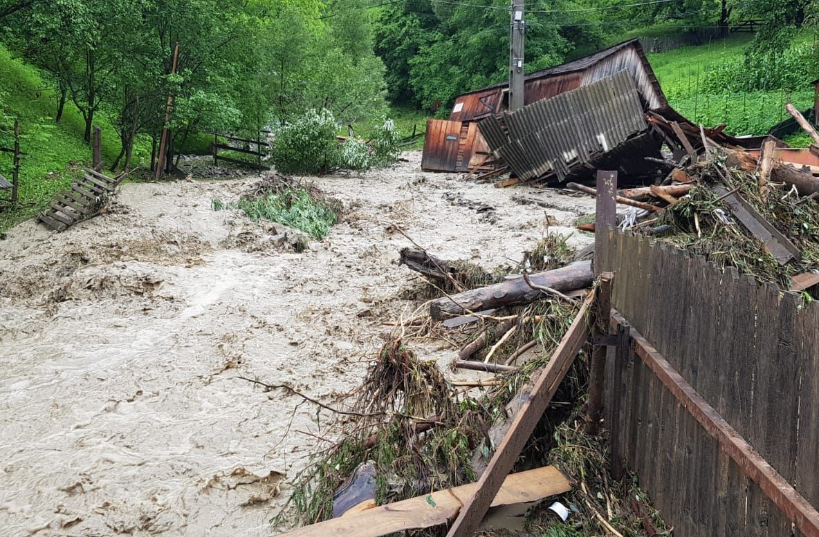 Nu scăpăm de inundații! Codul portocaliu se prelungește