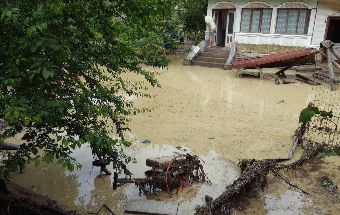 8 gospodării inundate, ieri, în Neamț