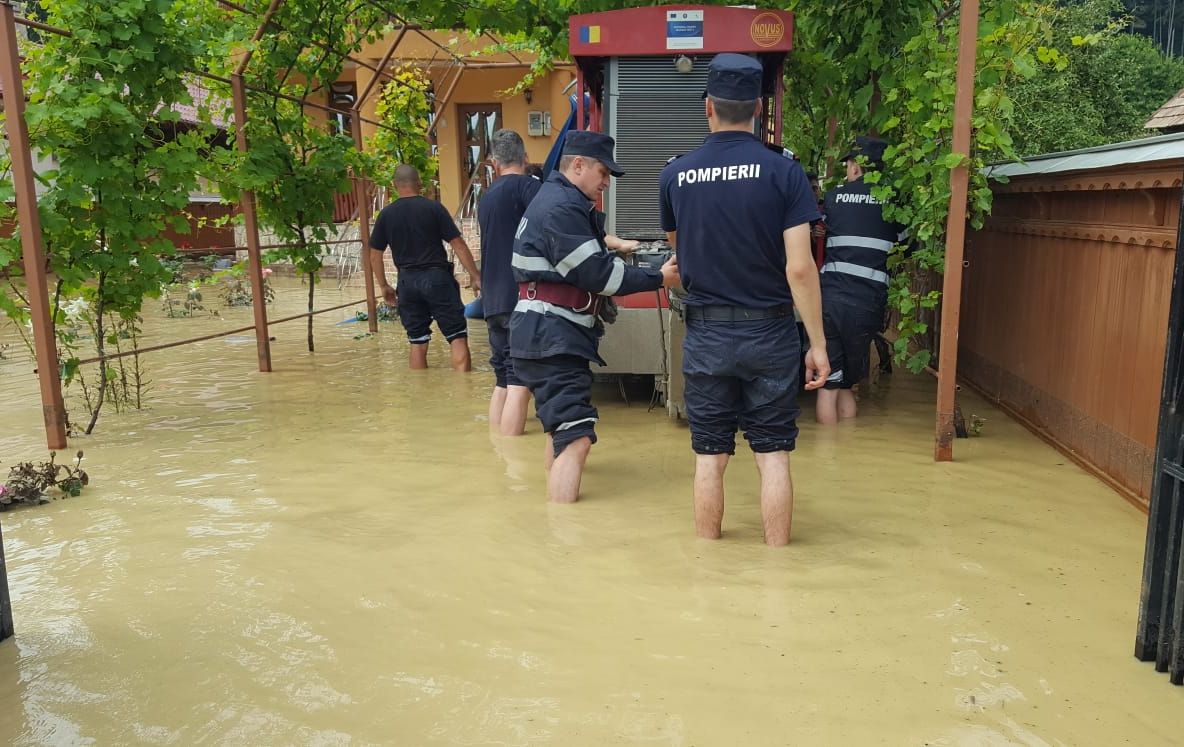 Treisprezece misiuni ale pompierilor nemțeni pentru înlăturarea efectelor manifestării fenomenelor meteorologice periculoase