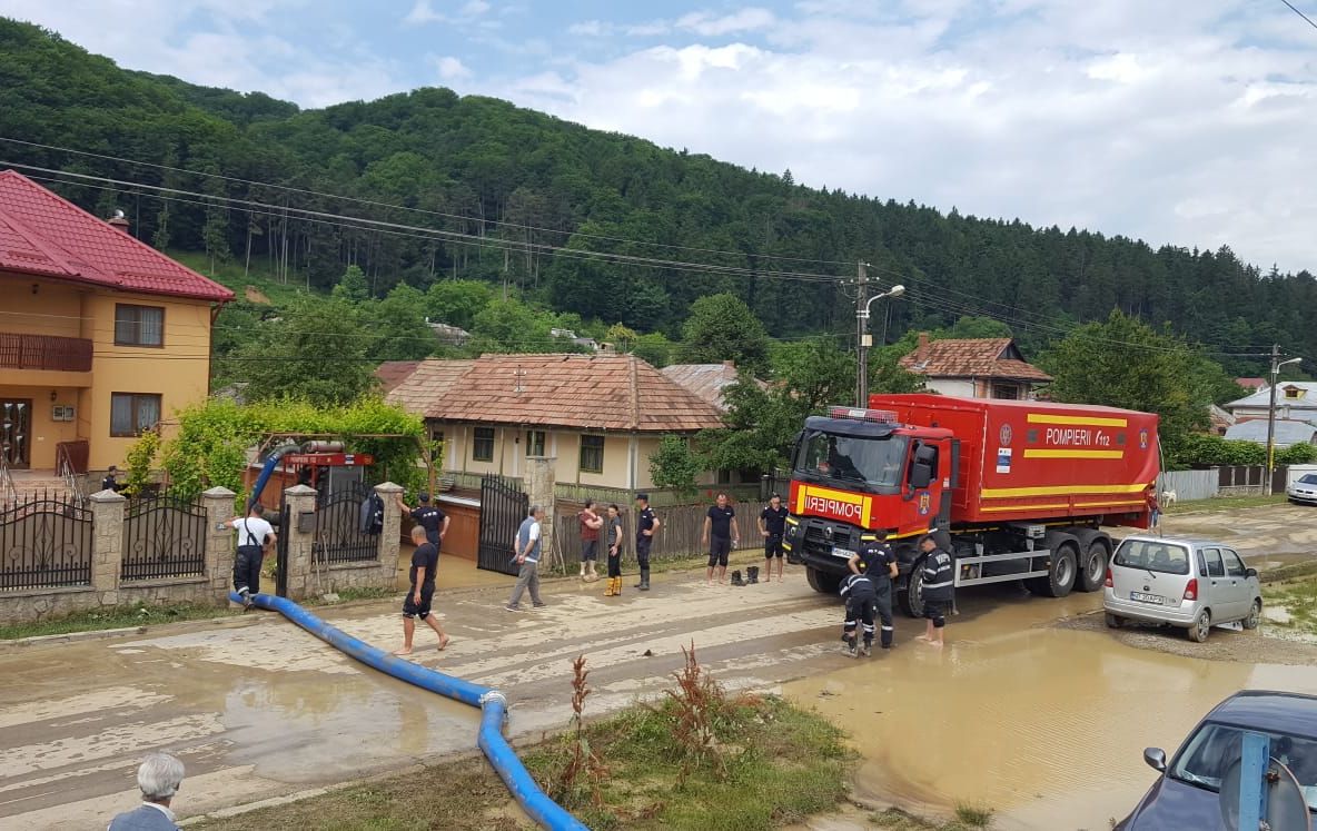 Pompierii nemțeni continuă misiunile pentru înlăturarea efectelor inundațiilor