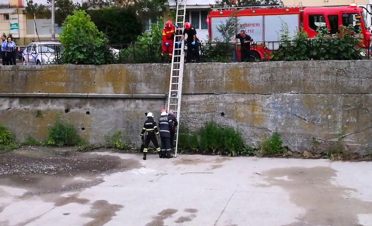 Scoasă de pompieri din albia râului Cuejdi (FOTO-VIDEO)