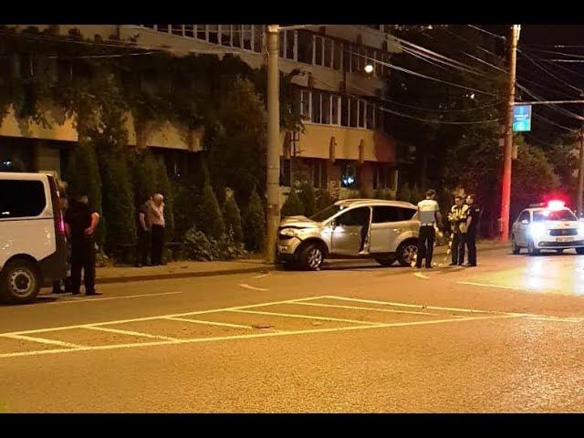 Un șofer beat a intrat cu mașina în stâlp (FOTO-VIDEO)