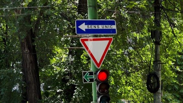 Atenție șoferi! Sens unic modificat pe o stradă în Roman