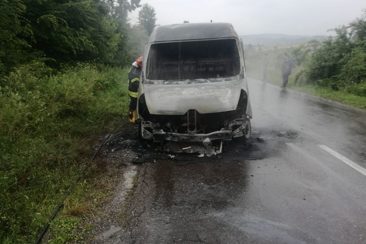 Două mașini au luat foc în aceeași zi