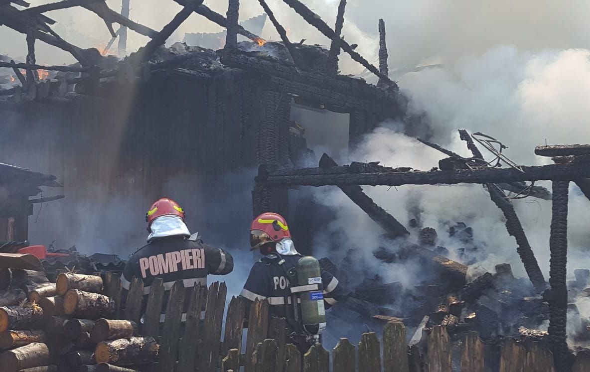 Intervenție dificilă a pompierilor nemțeni din cauza drumului de acces foarte îngust  cu arbori netoaletați