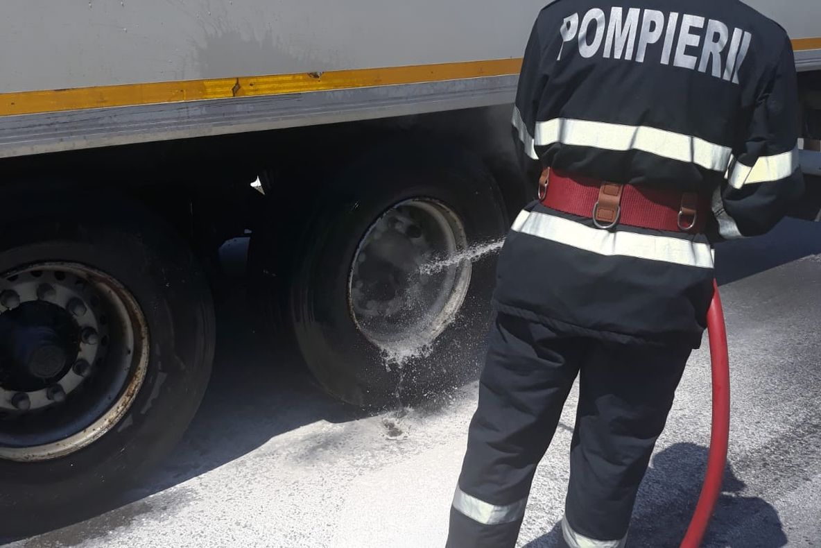 Incendiu izbucnit la roata unei remorci de TIR, lichidat de pompieri