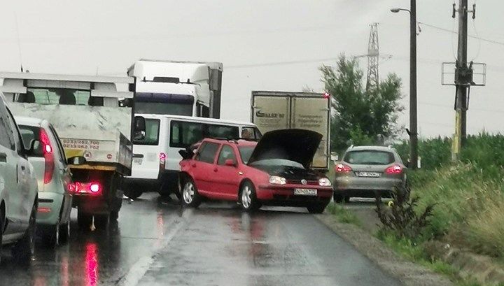 Un tânăr în spital după ce un șofer nu a păstrat distanța (FOTO)