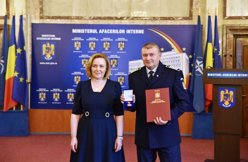 Emblema de onoare pentru un polițist din Neamț (FOTO)