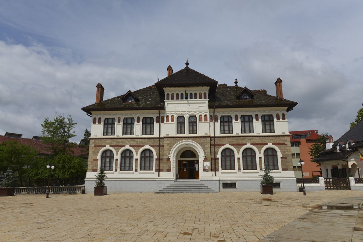 Expoziție temporară „The Backstage” / „În culise”, la Muzeul de Artă