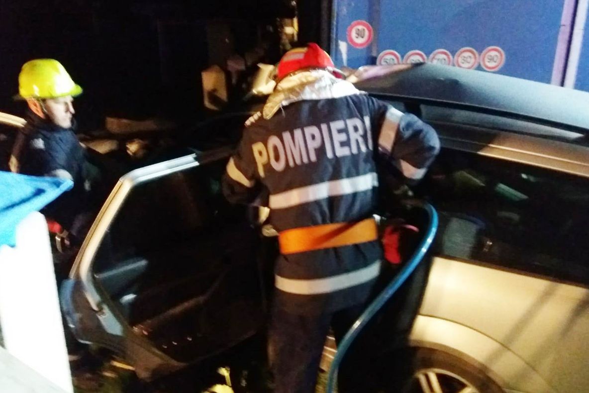Patru tineri morți după ce au intrat cu mașina sub un TIR (FOTO)