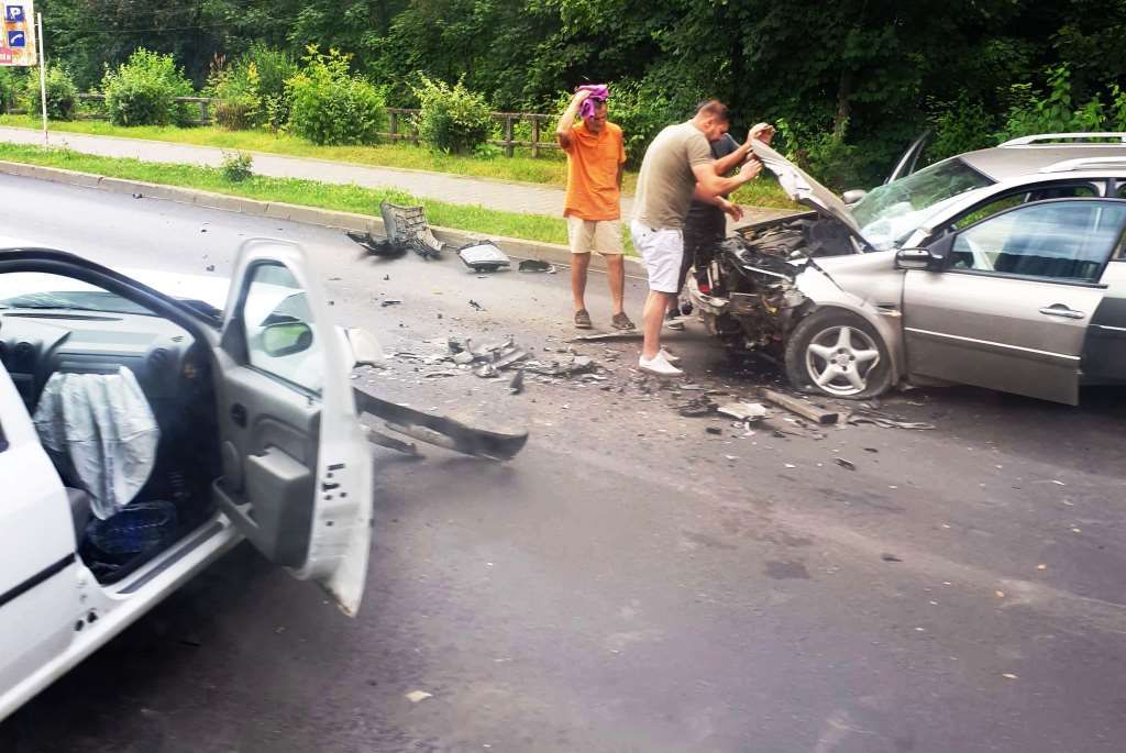 Doi șoferi au ajuns la spital după un accident rutier la Bicaz (FOTO)