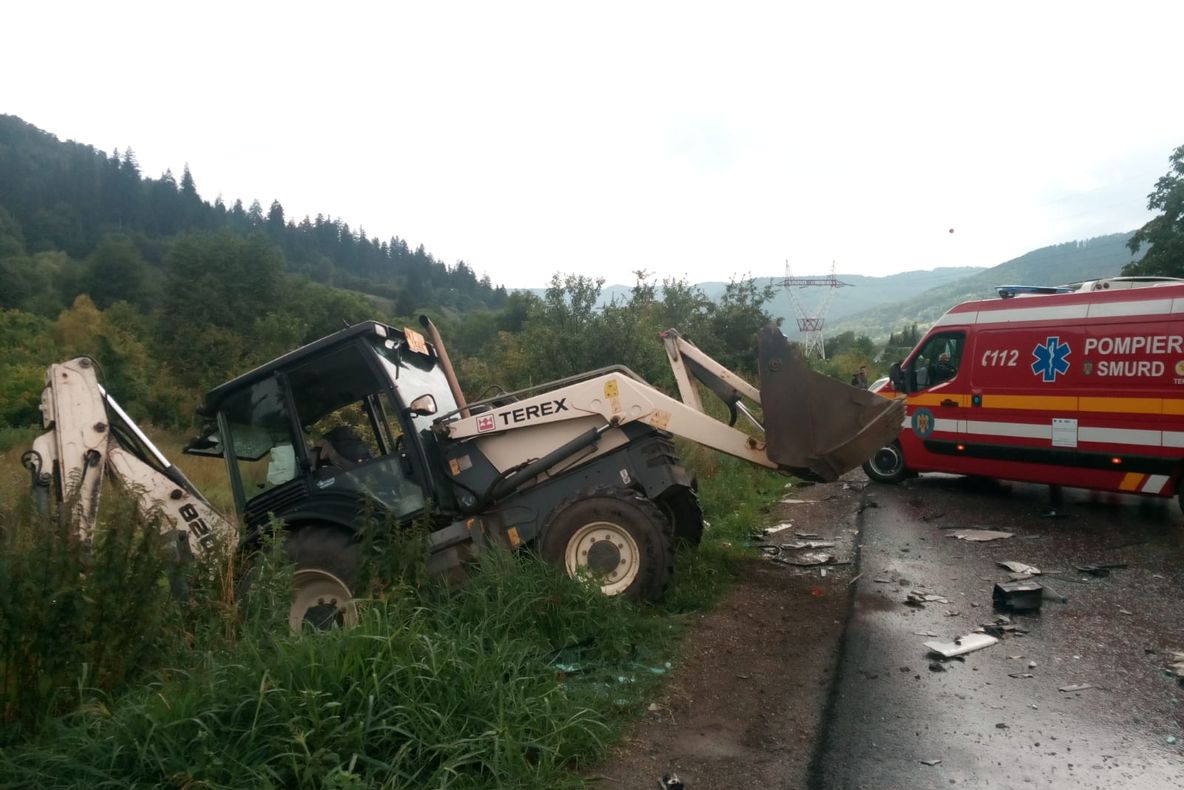 Accident cu victime în care au fost implicate un autocar, un buldoexcavator și un autoturism (FOTO)
