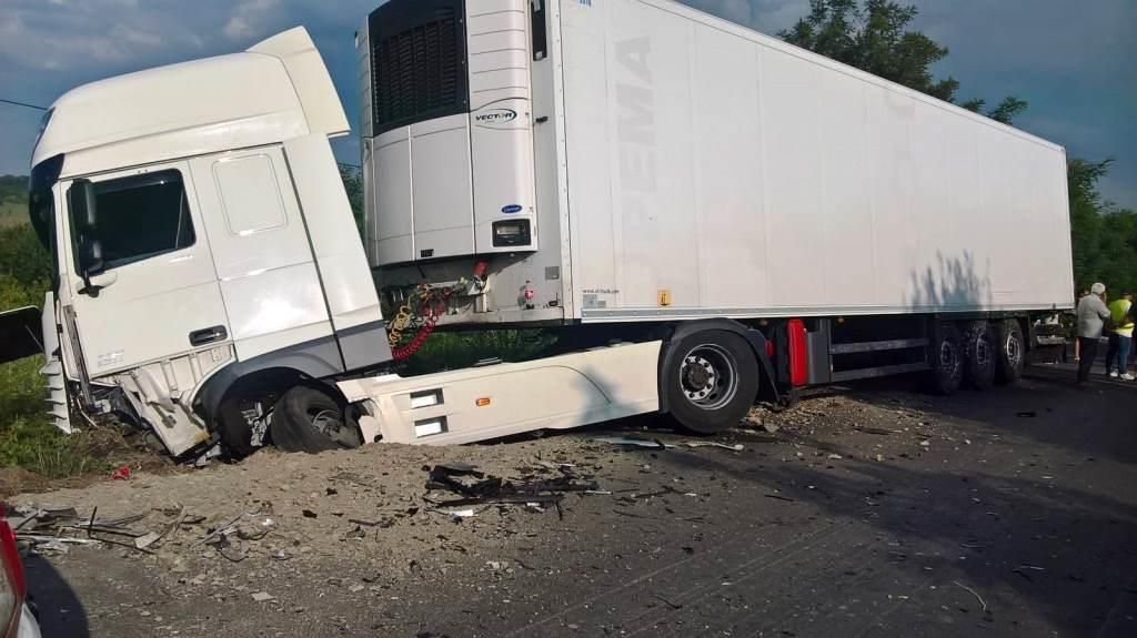 Accident cu victimă încarcerată după un impact între un TIR și un autoturism (FOTO)