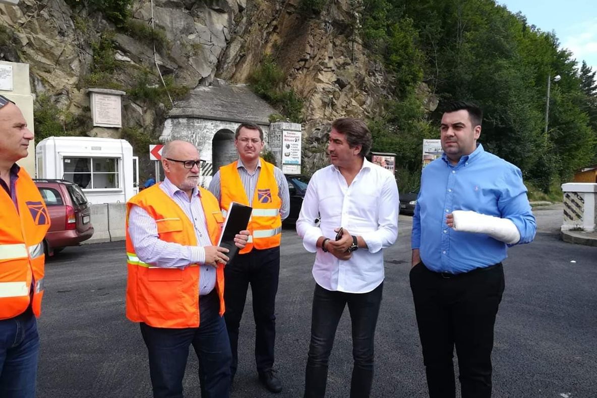 Cu mâna în ghips, ministrul Răzvan Cuc, într-o nouă vizită de lucru în Neamț