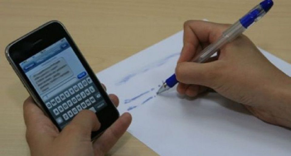 Elev care a intrat cu telefonul mobil la bacalaureat, eliminat