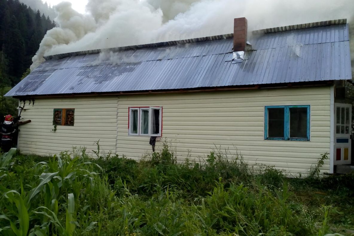 Incendiu violent la o locuință din Poiana Teiului