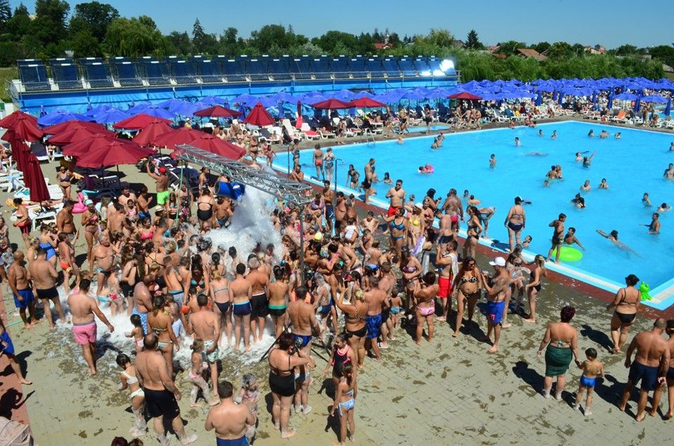 Vineri, prima petrecere din acest sezon în ștrandul din Roman. Vezi ce surprize ți-au pregătit organizatorii