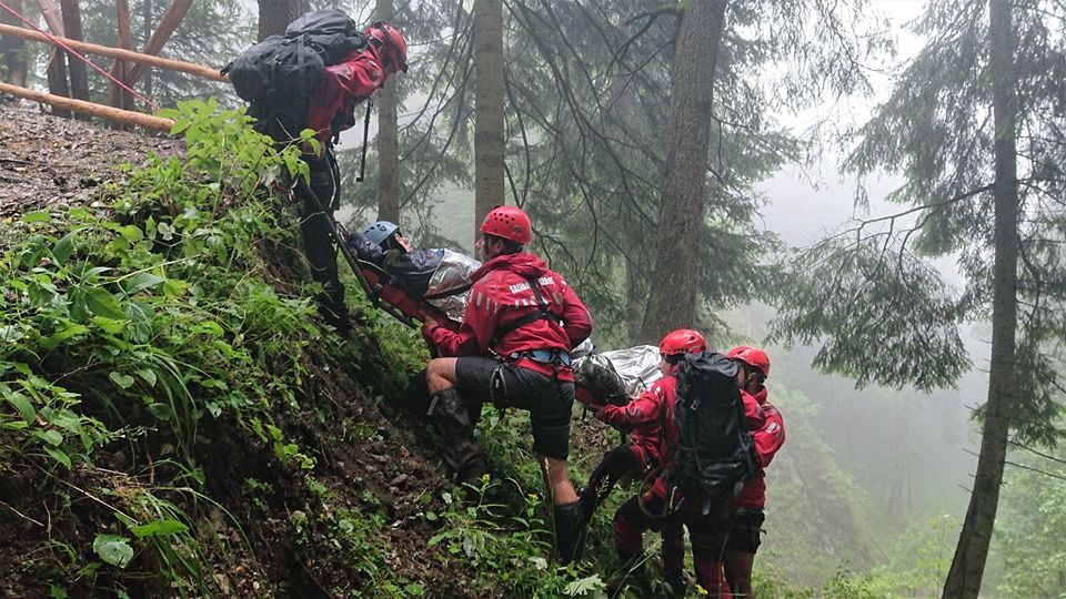 Peste opt lansări în coardă pentru salvarea unui turist accidentat pe Ceahlău