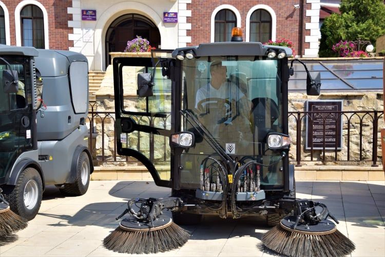 Prezentare de utilaje și tehnologii moderne în materie de curățenie stradală, la Piatra-Neamț