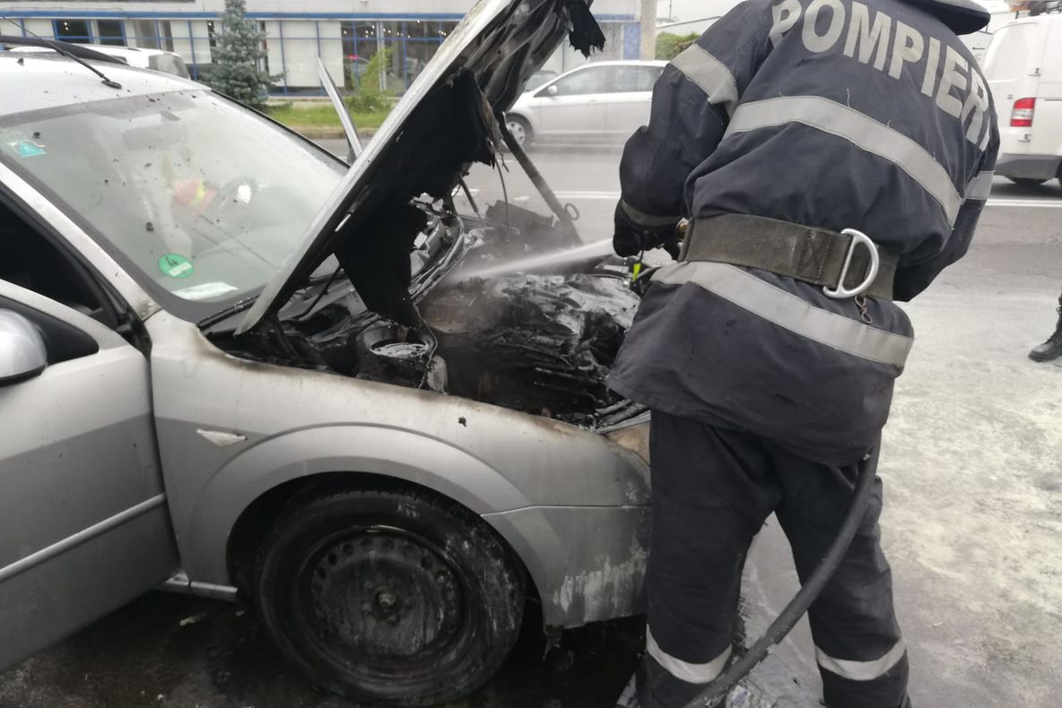 Incendiu la un autoturism, stins de pompieri