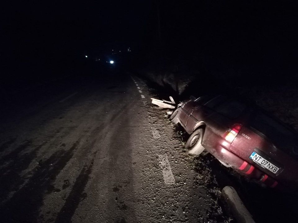 A intrat cu mașina într-un pod (FOTO)